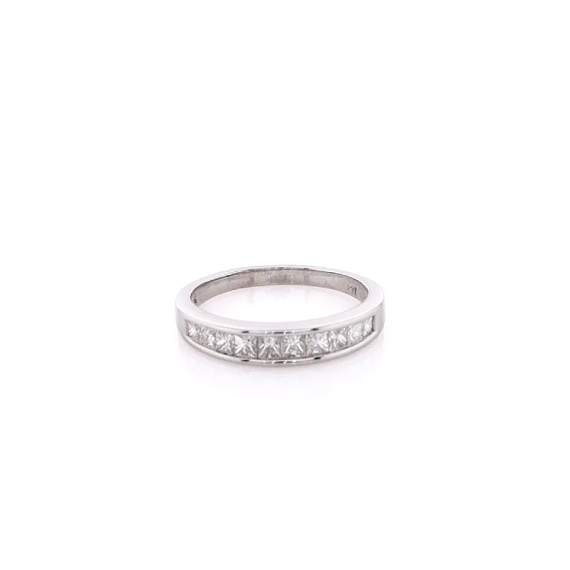 Buy More, Save More On Stunning Jewelry Designs Estate 14 Karat White Gold Graduated Diamond Wedding Band