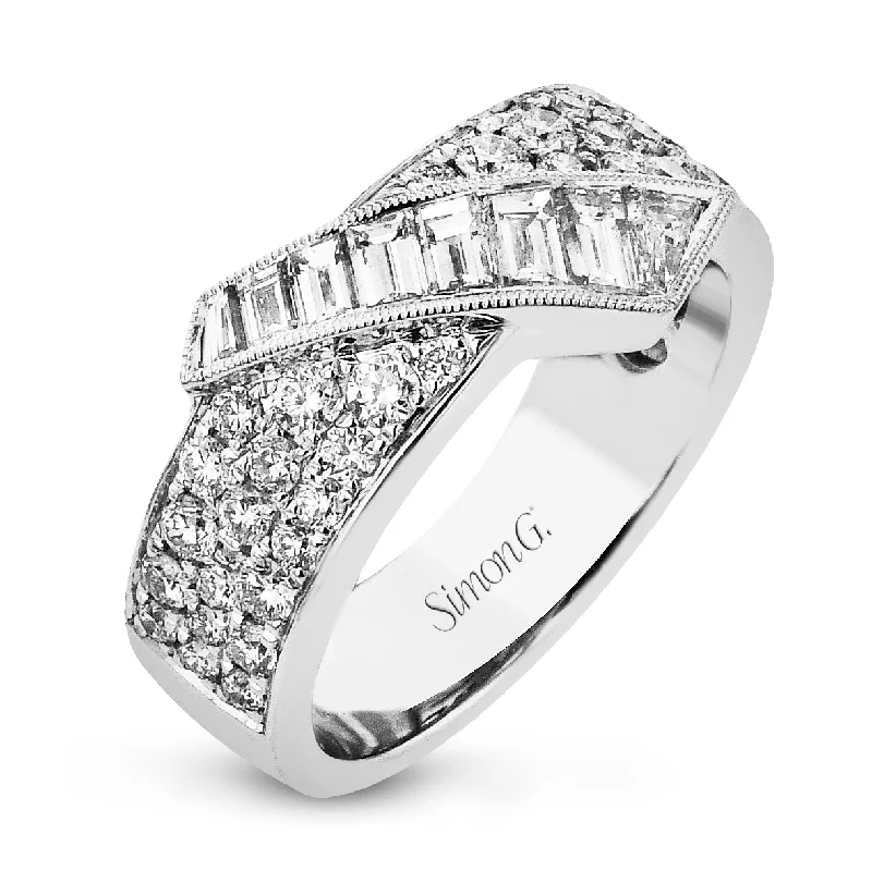 Shop Trending Jewelry With Exclusive Savings Fashion Ring in 18k Gold With Diamonds