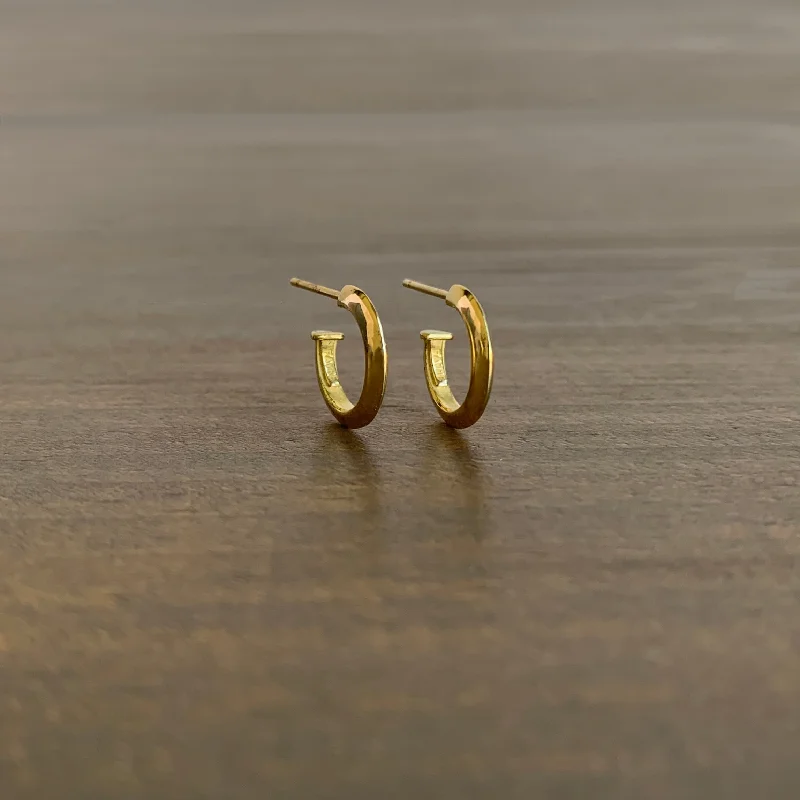 Grab Exquisite Jewelry At The Lowest Prices Triangular Wire Hoop Earrings