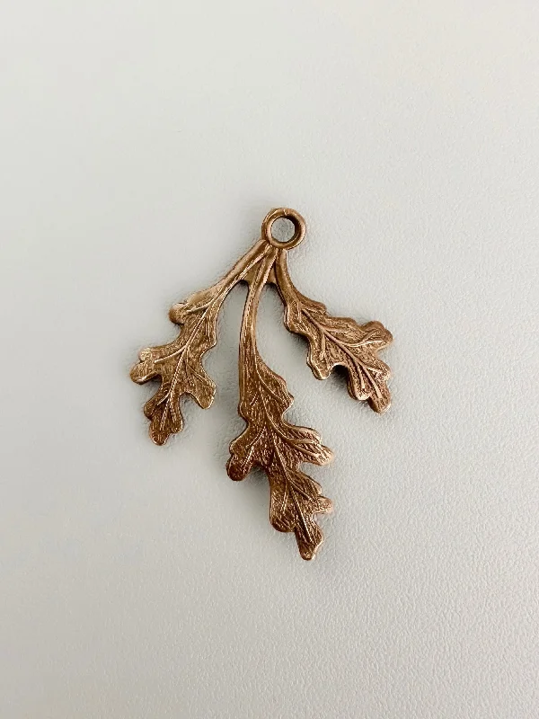 Luxury Meets Affordability – Jewelry Sale Live Now Oak Frond, 31.5x26mm (1pc)