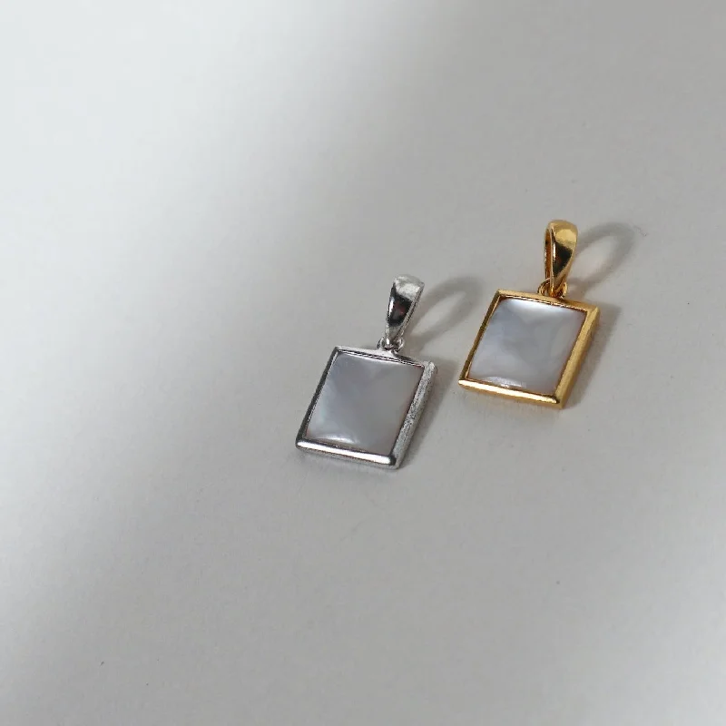 Elevate Your Outfit With Discounted Statement Jewelry 'Saoirse' Shell Charm